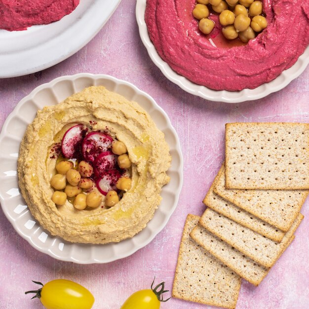 Foto gratuita vista superior hummus en plato bodegón