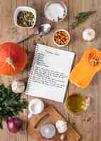 Foto gratuita vista superior de ingredientes alimentarios con cuaderno y calabaza