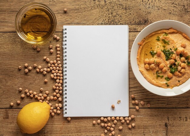 Vista superior de ingredientes alimentarios con cuaderno y garbanzos