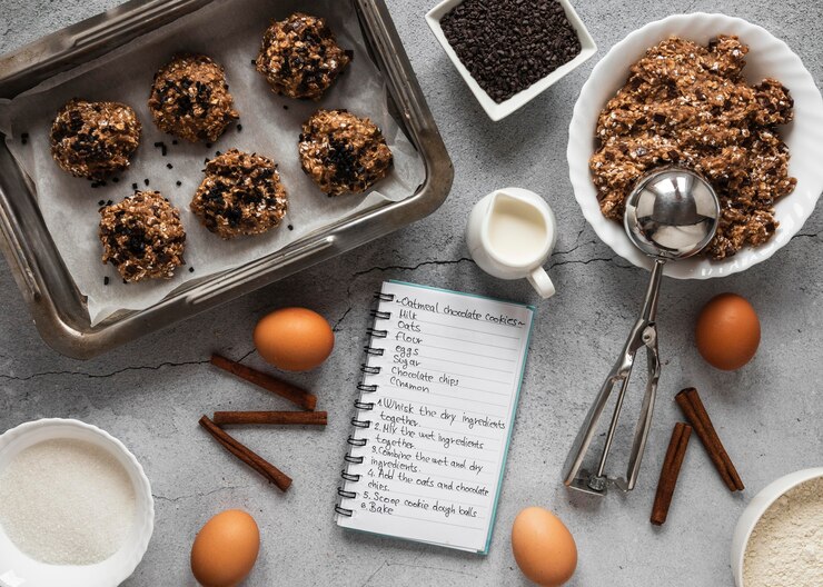 Foto gratuito vista superior de ingredientes alimentarios con mezcla de cuaderno y postre