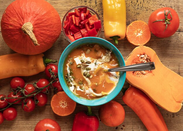 Vista superior de ingredientes alimentarios con sopa y verduras.