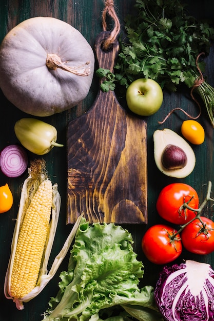 Vista superior de ingredientes alimenticios con tabla de cortar