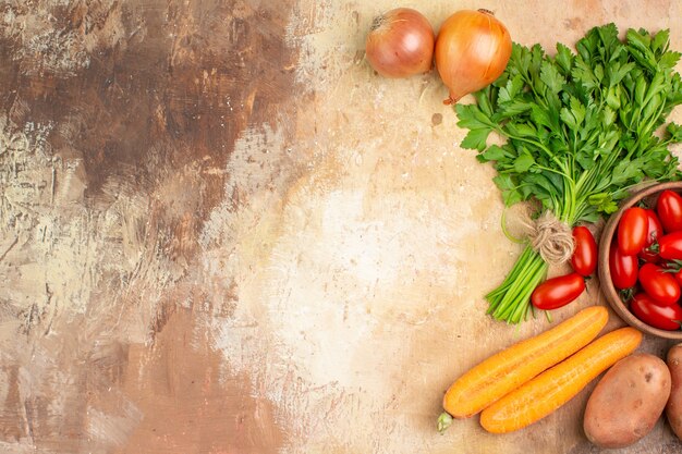 Vista superior de ingredientes coloridos para la preparación de ensalada fresca sobre un fondo de madera con espacio para texto