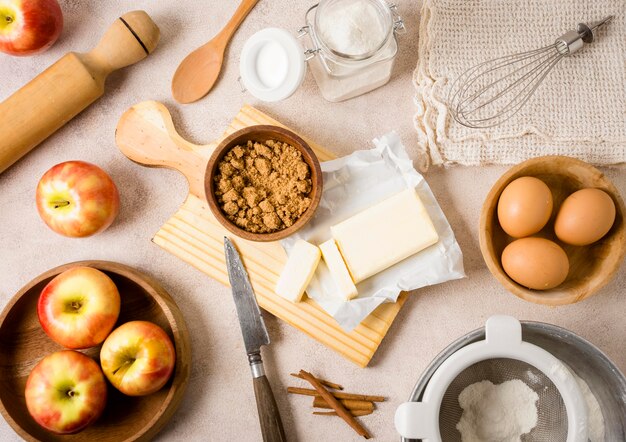 Vista superior de ingredientes para comida con manzanas y huevos