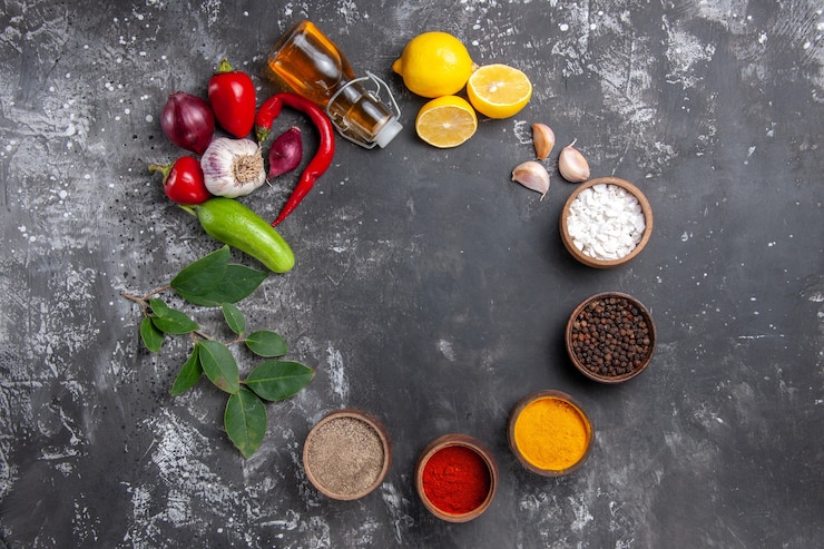 Foto gratuito vista superior de ingredientes frescos con limón y condimentos.