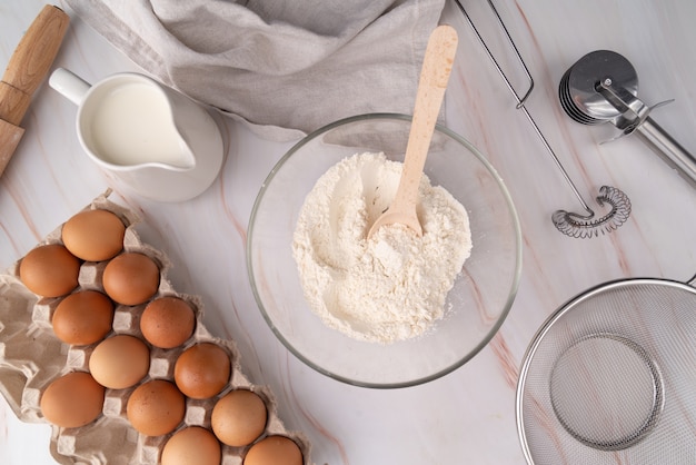 Vista superior de ingredientes de pasta y elaboración de