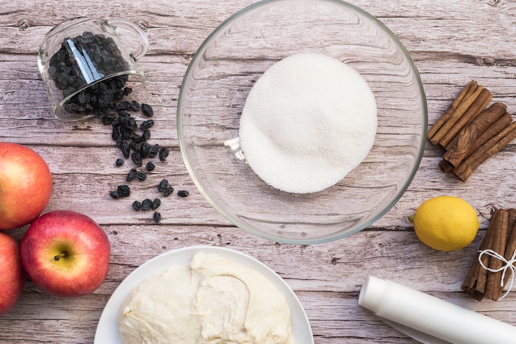 Foto gratuito vista superior ingredientes de postre en la mesa