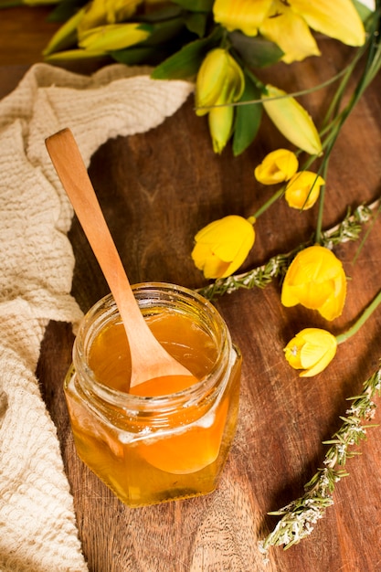 Vista superior jarra de miel con flores