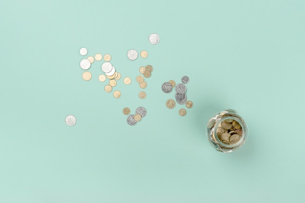 Vista superior jarra con monedas