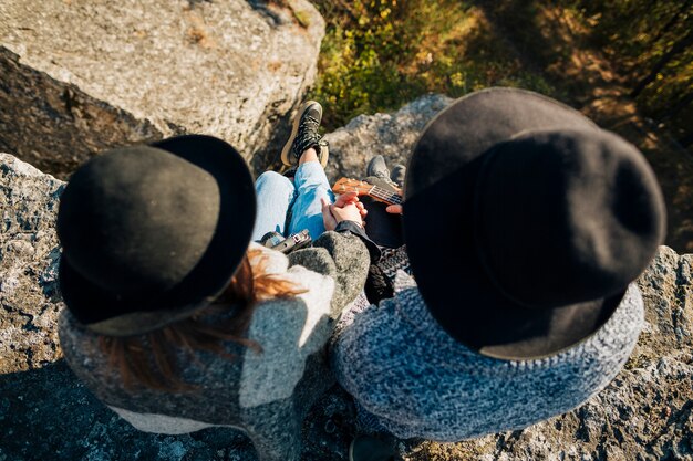 Vista superior joven pareja con sombreros