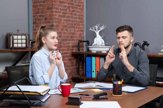 Vista superior del joven y su compañera de trabajo soñando en el entorno de oficina