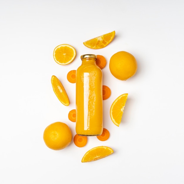 Vista superior de jugo de naranja en botella