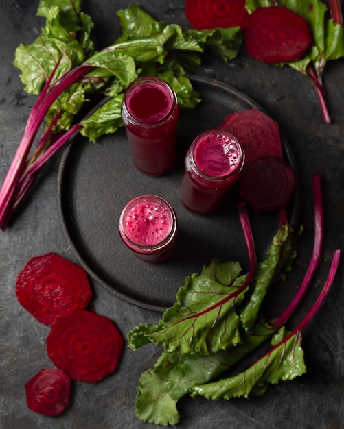 Foto gratuita vista superior de jugo de remolacha en botellas