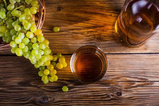 Vista superior de jugo de uva y fruta en la mesa