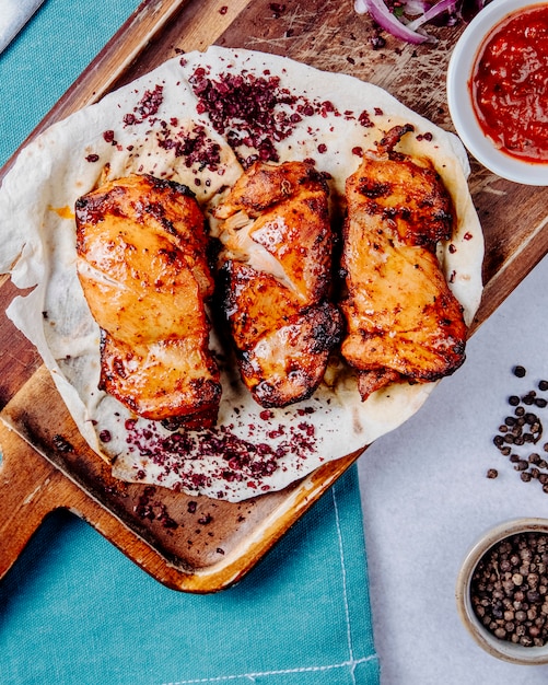 Vista superior de kebab de pollo en una tabla de madera