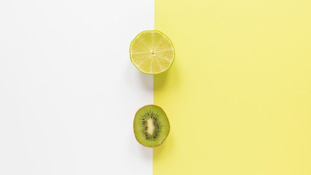 Vista superior de kiwi orgánico y limón sobre la mesa