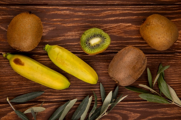 Vista superior de kiwi y plátano frutas aisladas en madera