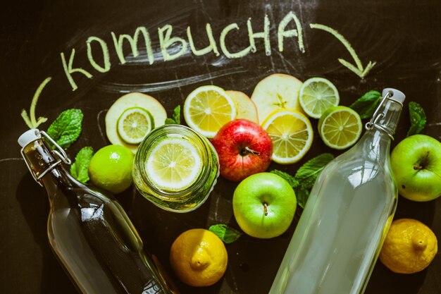 Vista superior de Kombucha casera con frutas