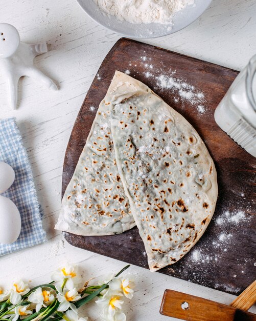 Vista superior de kutab tradicional comida caucásica en una tabla para cortar madera