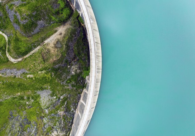 Vista superior de un lago junto a la carretera capturada durante el día