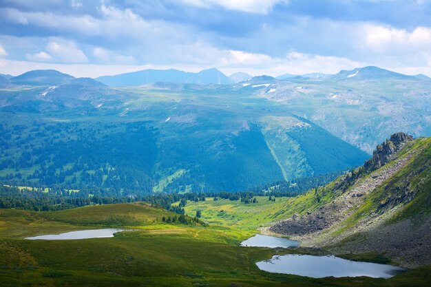Vista superior de los lagos en las montañas de Altai