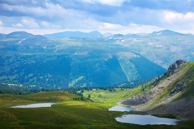 Vista superior de los lagos en las montañas de Altai