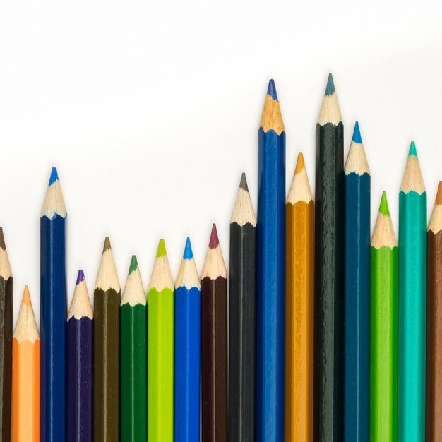 Vista superior de lápices multicolores