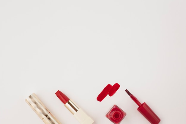 Vista superior de lápiz labial rojo y esmalte de uñas con espacio de copia