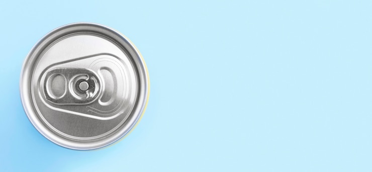 Foto gratuito vista superior de la lata de refresco con espacio de copia