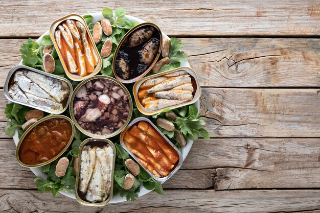 Vista superior de latas de mariscos en un plato con espacio de copia