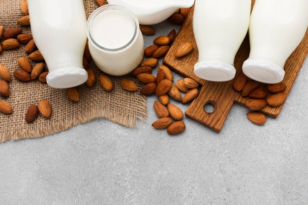 Vista superior leche orgánica y almendras con espacio de copia