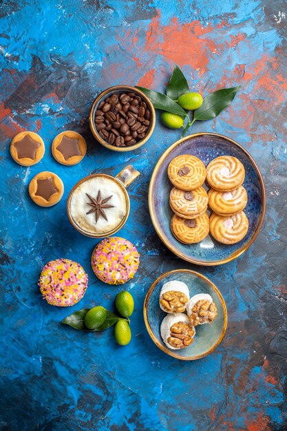 Vista superior desde lejos dulces las apetitosas galletas granos de café en un tazón de frutas cítricas