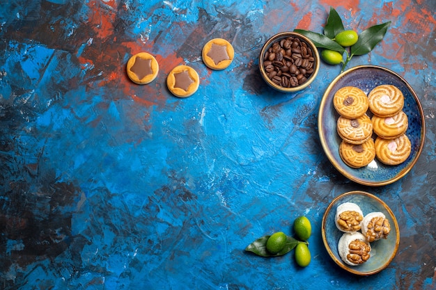 Vista superior desde lejos dulces diferentes galletas granos de café cítricos