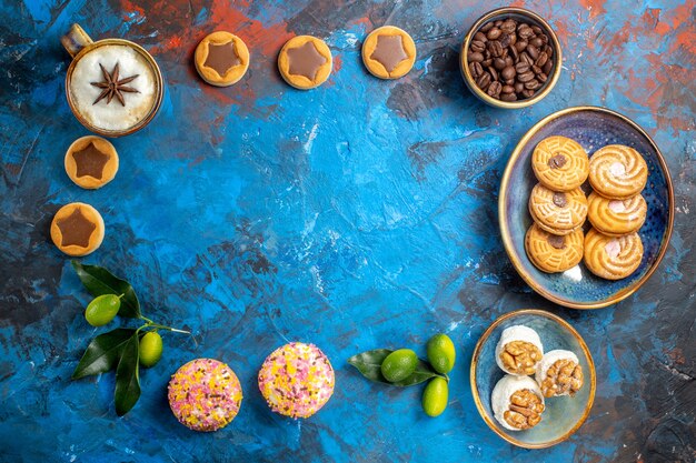 Vista superior desde lejos dulces galletas granos de café cítricos delicias turcas