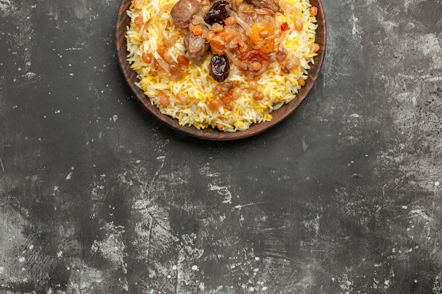 Foto gratuita vista superior desde lejos pilaf un apetitoso pilaf con frutos secos en el recipiente