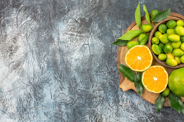 Vista superior desde lejos tablero de frutas cítricas con frutas cítricas en el cuenco naranjas mandarinas