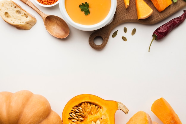 Vista superior de lentejas de calabaza en rodajas e ingredientes con espacio de copia