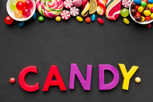 Vista superior de letras de dulces con sabrosos dulces