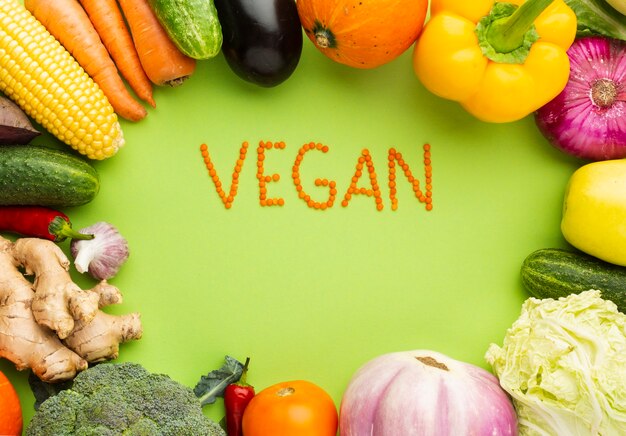 Vista superior de letras veganas con deliciosas verduras