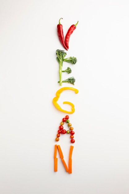 Vista superior letras veganas hechas de verduras