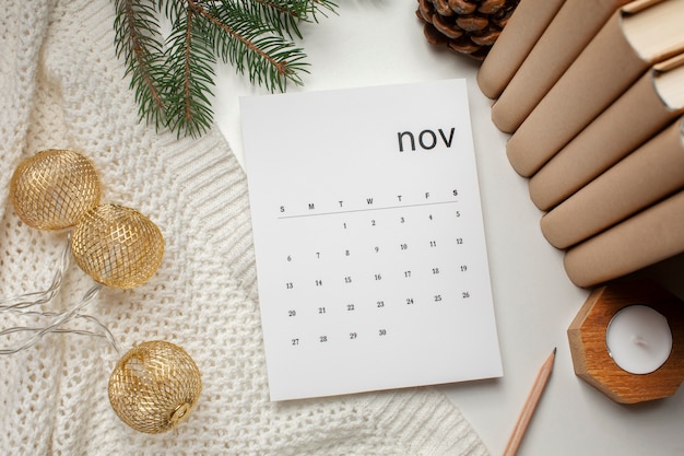 Vista superior de libros y calendario de noviembre
