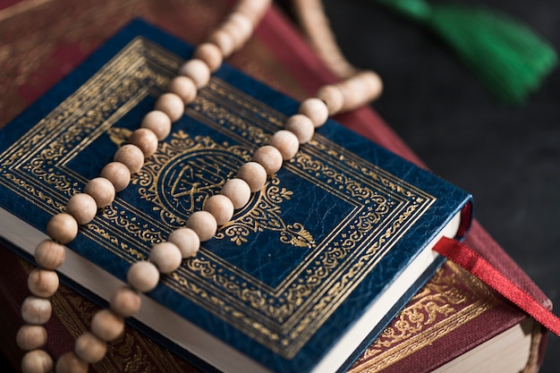 Vista superior de los libros del Corán en la mesa