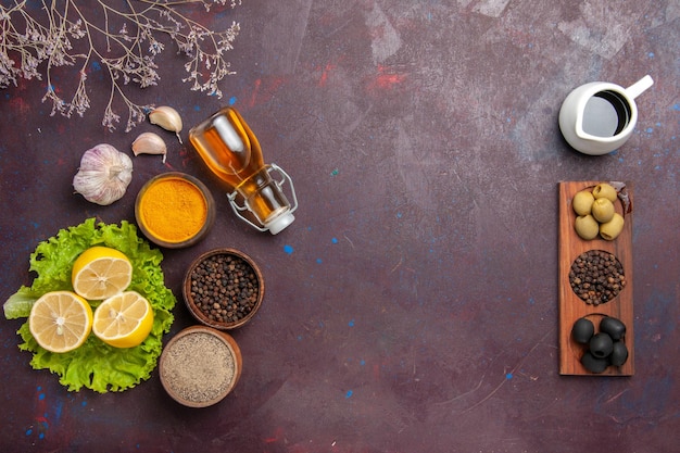 Foto gratuita vista superior de limón fresco en rodajas con ensalada verde y aceitunas en negro