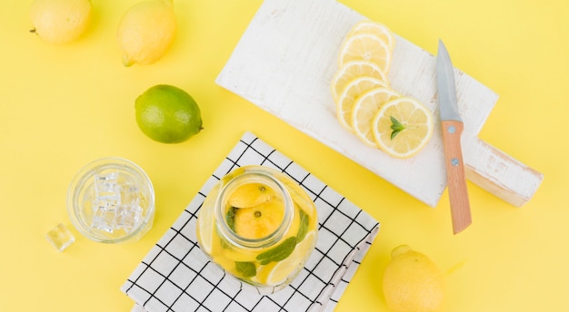 Vista superior de limonada casera sobre la mesa