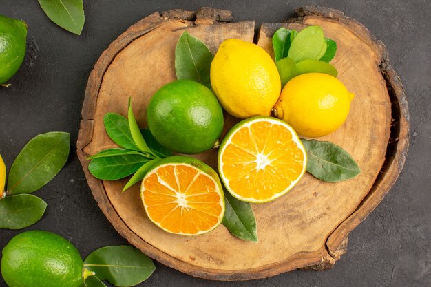 Vista superior de limones agrios frescos en la mesa oscura fruta cítricos lima
