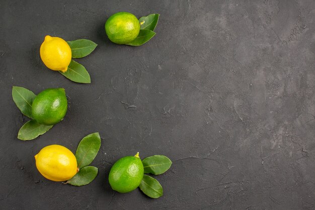 Vista superior de limones agrios frescos en la mesa oscura, fruta, limón, cítricos