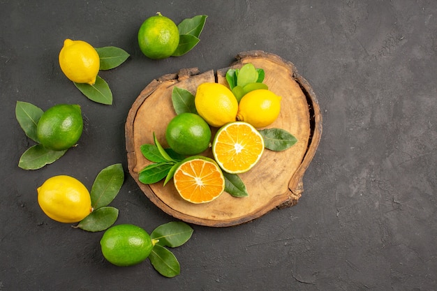 Foto gratuita vista superior de limones agrios frescos en la mesa oscura, fruta, limón, cítricos