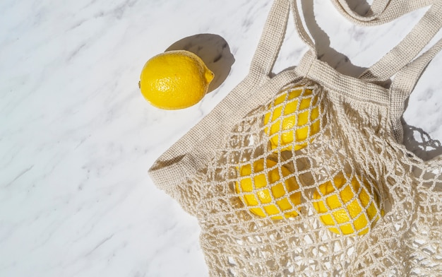Foto gratuita vista superior de limones en bolsa de red de ganchillo