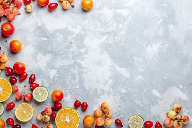 Vista superior de limones y cerezas frutas frescas en la mesa de luz fruta fresca suave madura