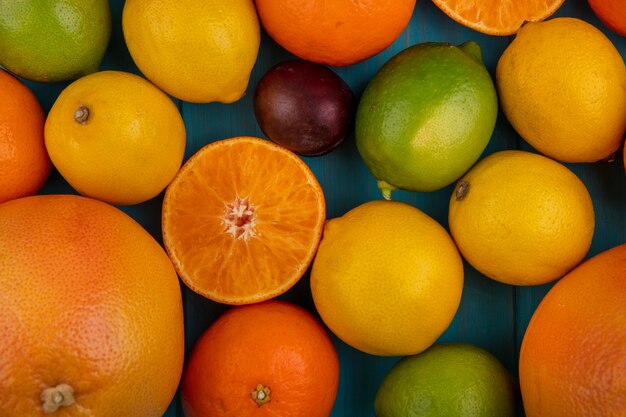 Vista superior de limones con naranjas, toronjas y limas.